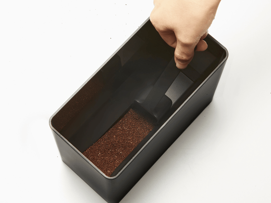 Nærbilde av bunnen på sort lufttett kaffeboks utformet for å få med siste kaffen