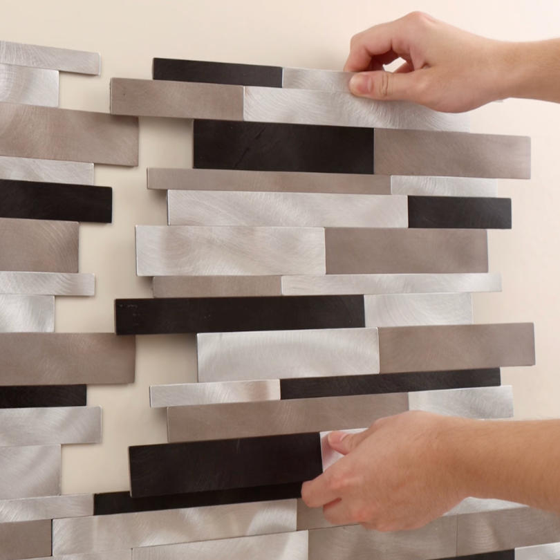 Montering av Tanya Stav selvklebende veggfliser i metallisk design