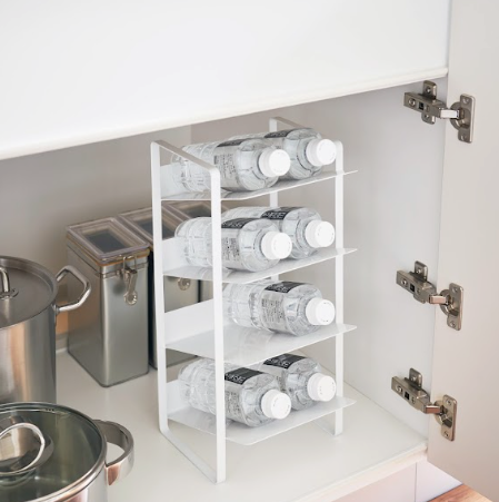 Flaskeholder i metall med plass til flere flasker, perfekt for organisering av vann-, olje- og vinflasker.