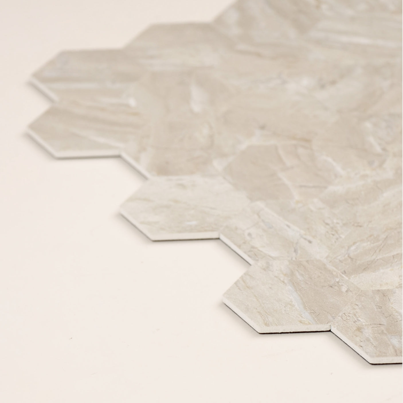 Nærbilde av Grace hexagon selvklebende flis som viser tynn og presis kant, høy kvalitet og realistisk marmorstruktur – perfekt til DIY-oppussing.