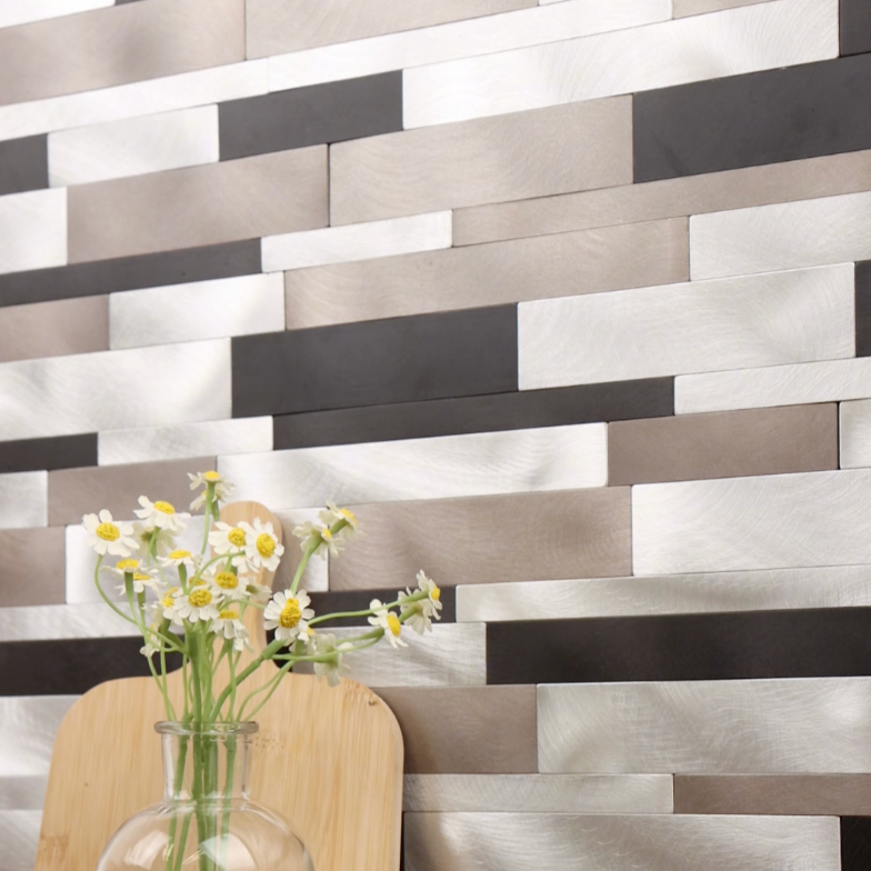 Tanya Stav fliser med børstet metall-look montert på vegg