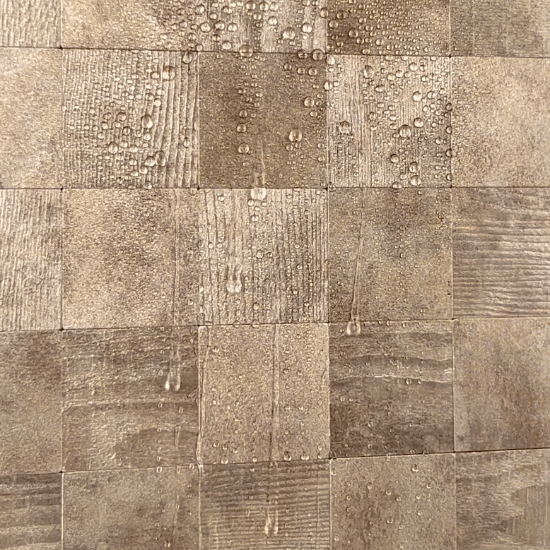 Nærbilde av Henrik selvklebende veggfliser med beige steinlook og ruteinndeling. - Lindas dekor