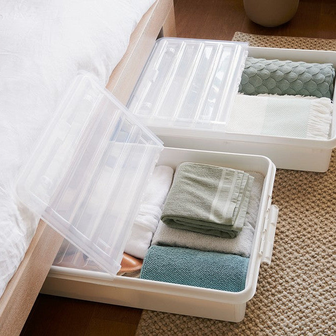 Oppbevaringsbokser stablet under seng for plassbesparende lagring