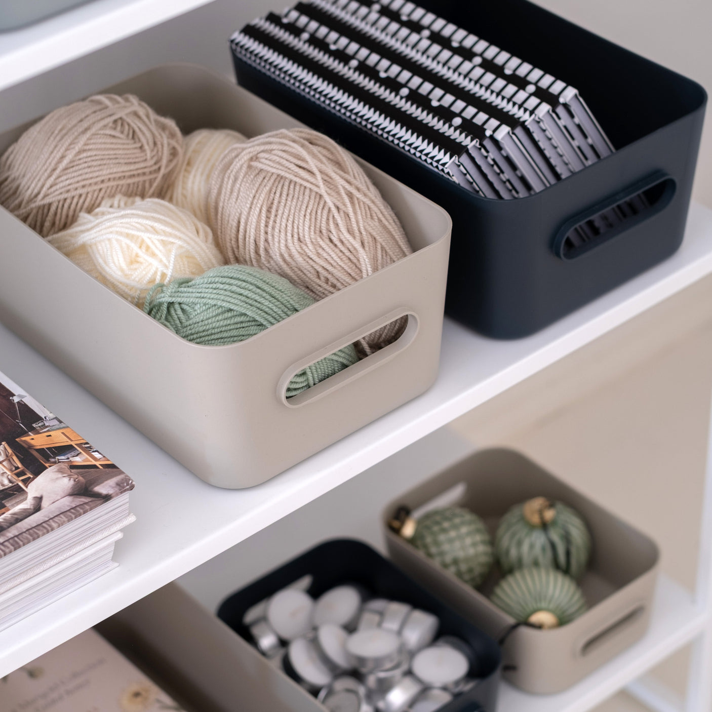 Oppbevaringsboks med integrerte håndtak i sort utførelse