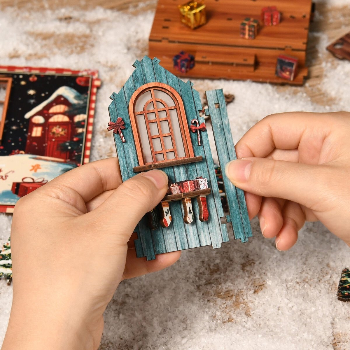 Montering av Mini Snøriket Book Nook med små MDF-deler og juledekorasjoner
