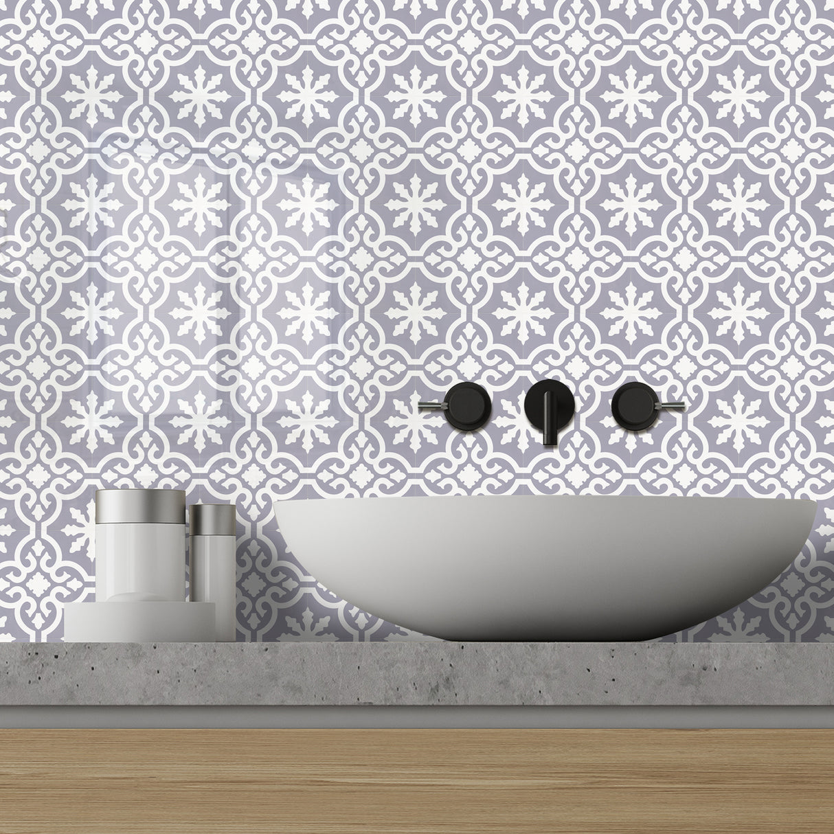 Nærbilde av Runa flisprøve som viser detaljert ornamentert design.