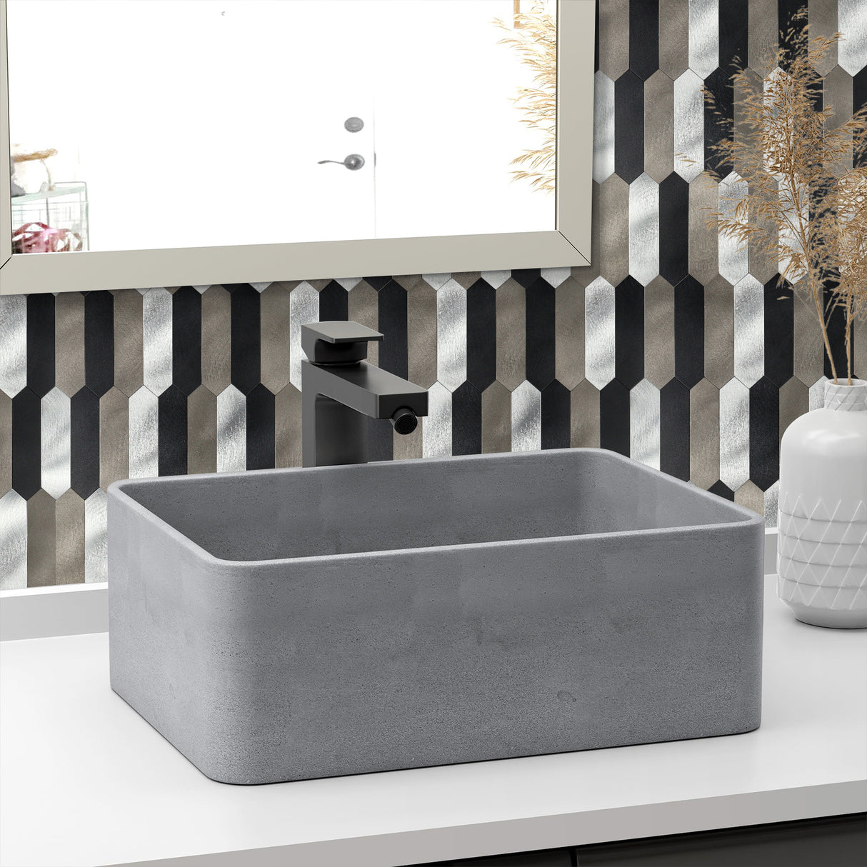 Fliser i grafisk design med metalliske nyanser for moderne interiør.