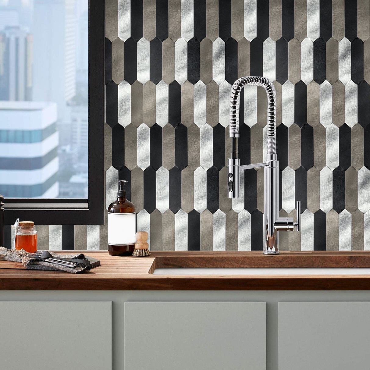 Tanya fliser med dynamisk mønster – perfekt for kjøkken og vaskerom.