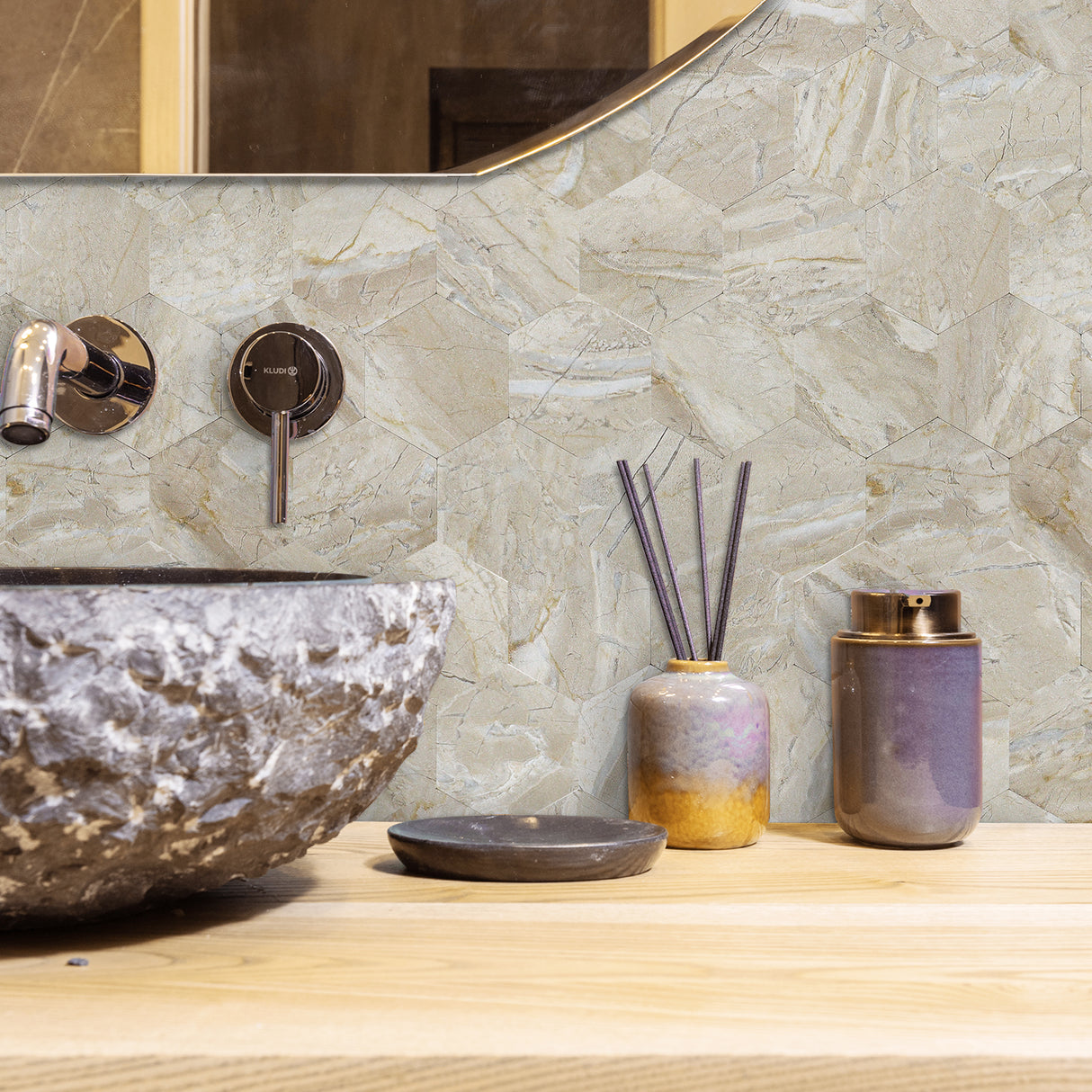 Grace vareprøve som viser flisens realistiske marmordetaljer og fargespill.