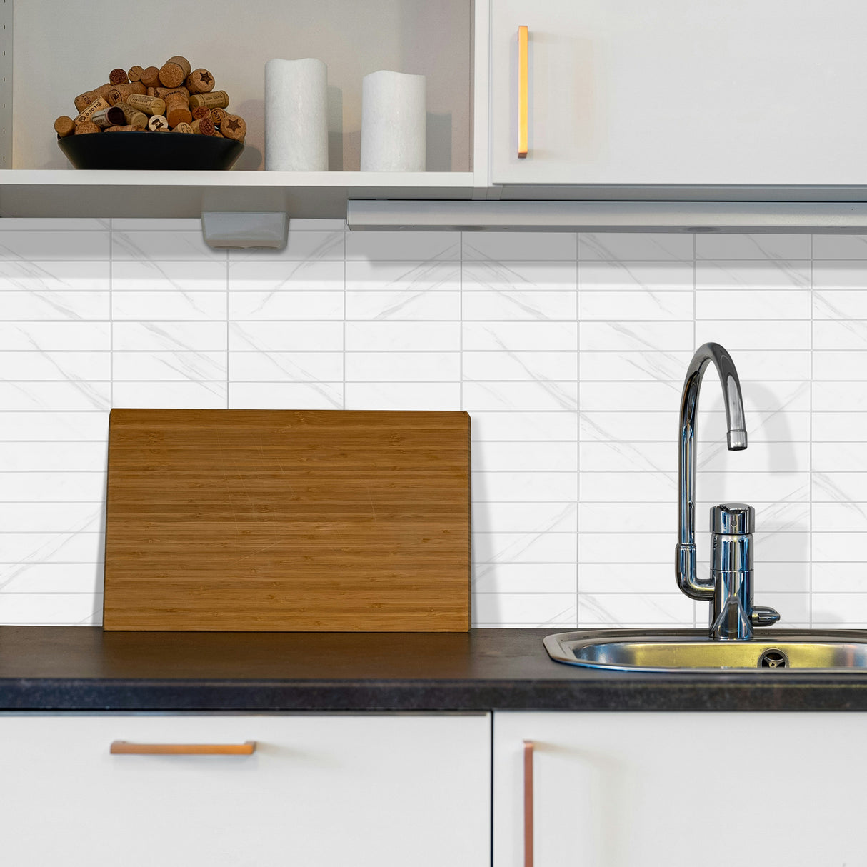 Bakside av Alma hvit marmor flis med selvklebende lag.