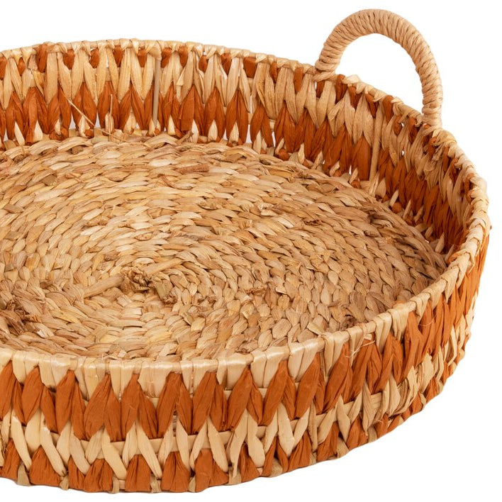 Flettet brett i sjøgress med rustikk stil, ideelt for bordpynt eller oppbevaring.