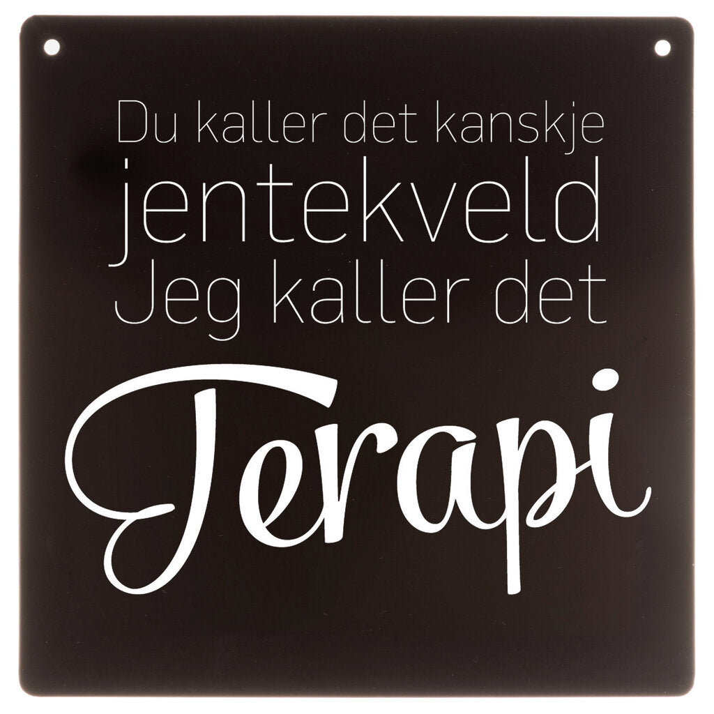 Dekorskilt i sort med teksten «Du kaller det kanskje jentekveld, jeg kaller det terapi» – perfekt gaveidé til venninne eller hjemmedekor.