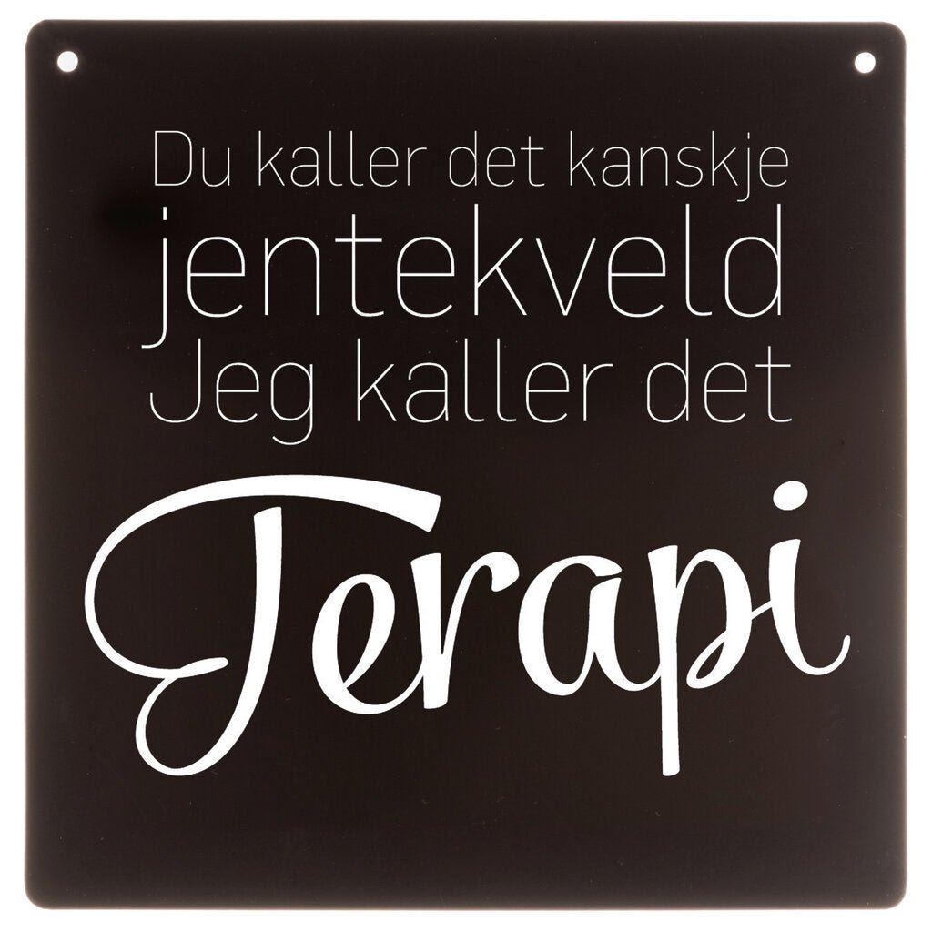 Dekorskilt i sort med teksten «Du kaller det kanskje jentekveld, jeg kaller det terapi» – perfekt gaveidé til venninne eller hjemmedekor.