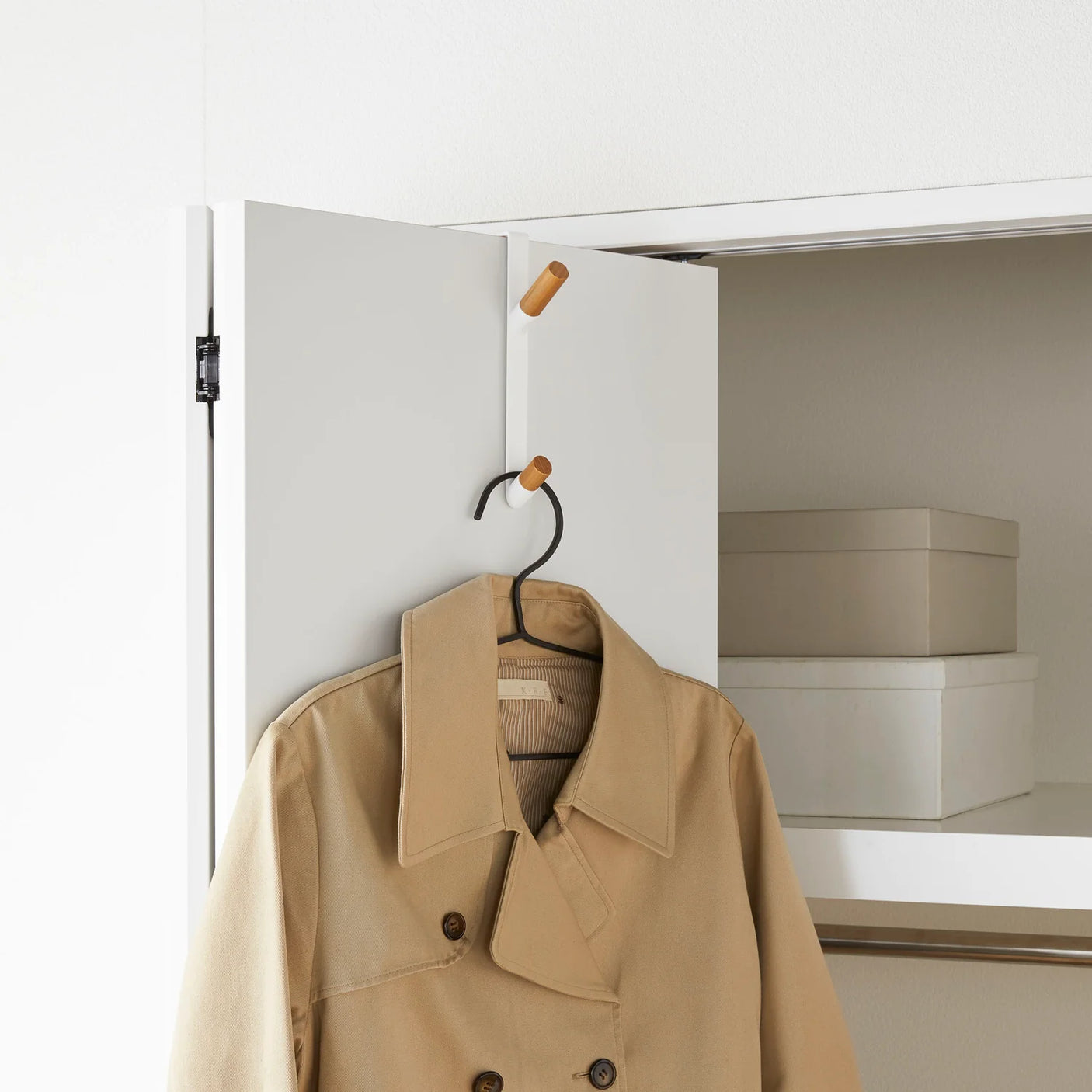 Praktisk over døren knaggrekke til håndklær og klær