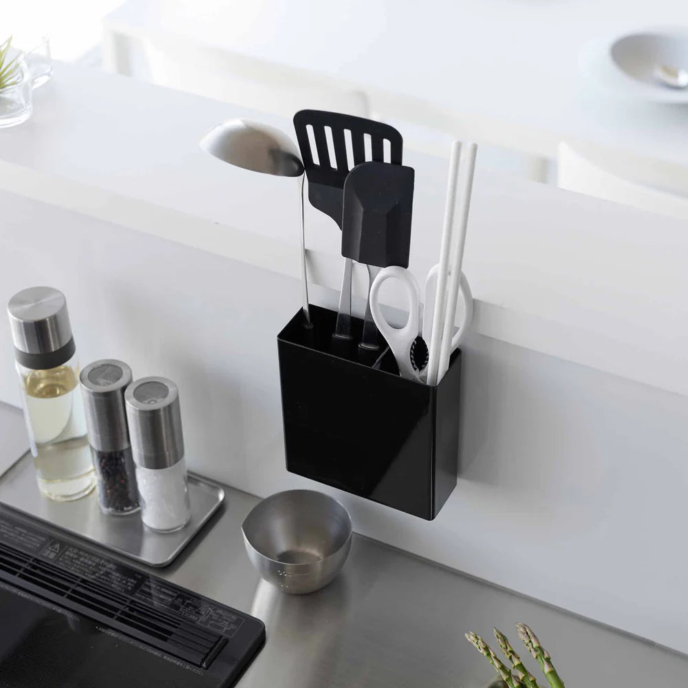 Flytende kjøkkenoppbevaring i plast med to separate rom til redskaper