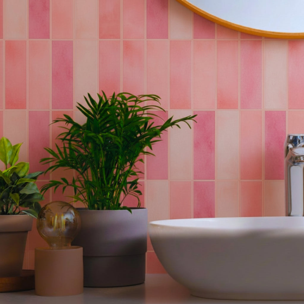 Adelina rosa veggfliser montert på kjøkkenvegg, viser enkel selvklebende installasjon uten verktøy
