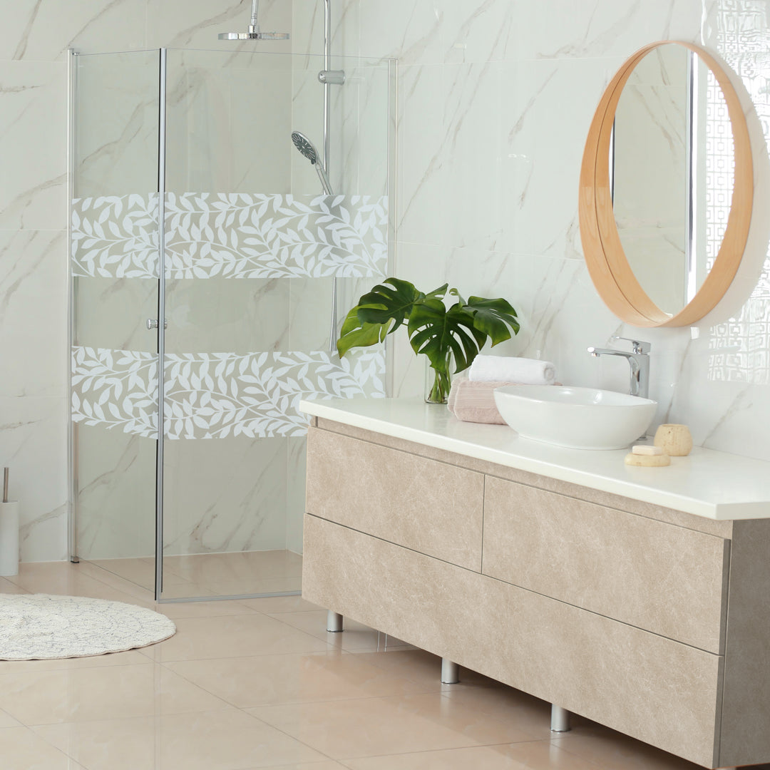 Baderomsinnredning fornyet med Emmy beige kontaktplast – selvklebende folie med steinlook for et elegant og budsjettvennlig uttrykk.