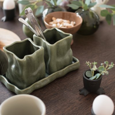 Grønne urtepotter i keramikk med organisk form til kjøkkenbenk