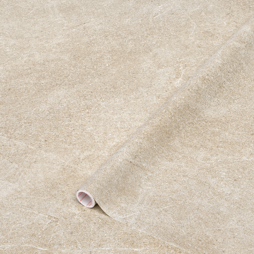 Rull av Emmy beige kontaktplast med steinmønster – slitesterk selvklebende folie for enkel fornyelse av møbler, skap og flater.