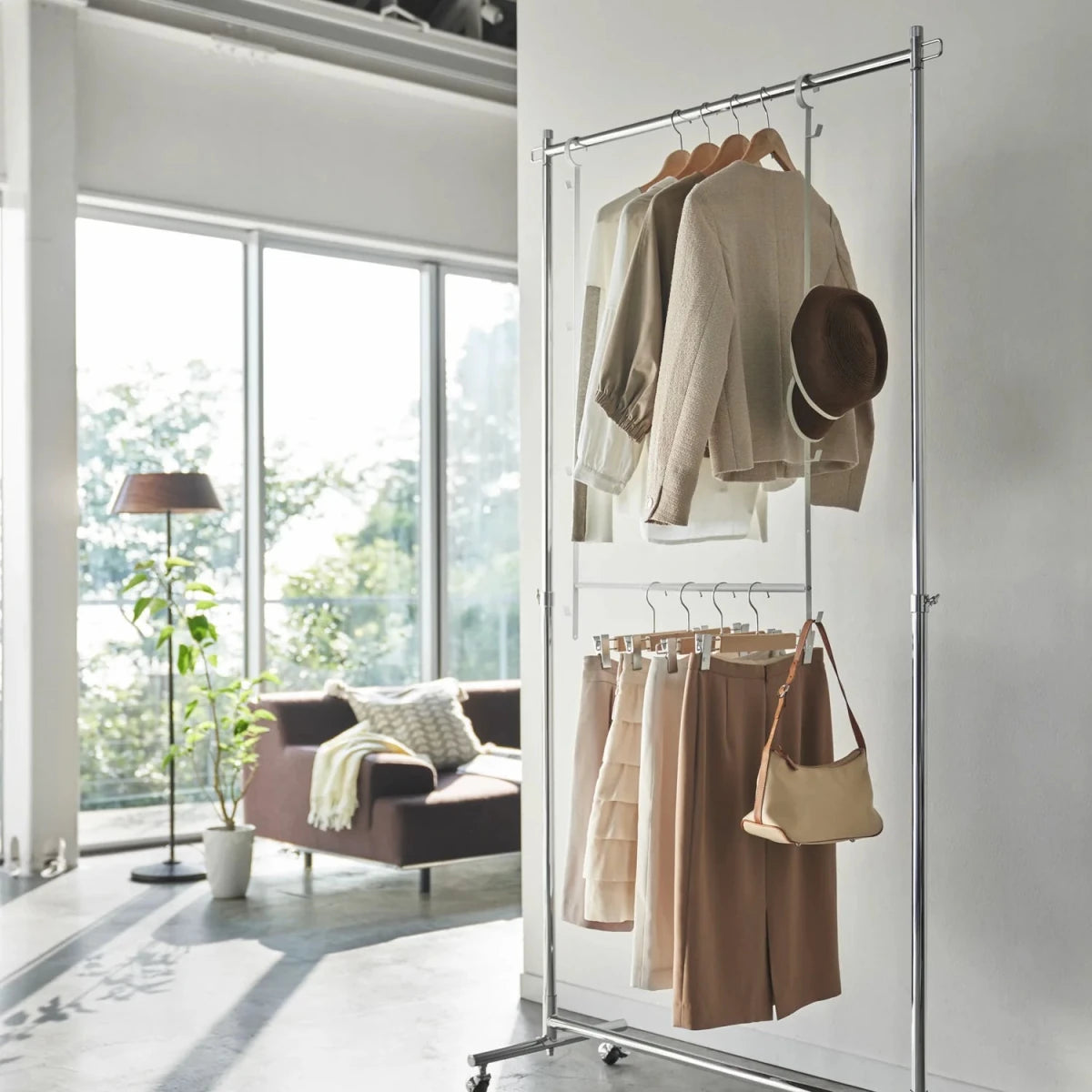 Justerbart klesstativ for garderobe med kroker - Lindas Dekor