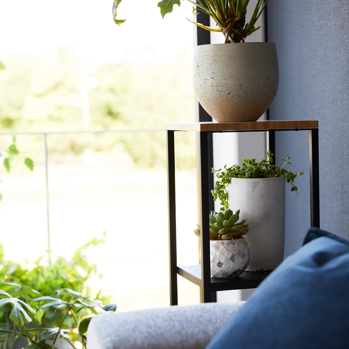 Praktisk 2 nivå hylle til dekor, bøker og diffuser i moderne interiør