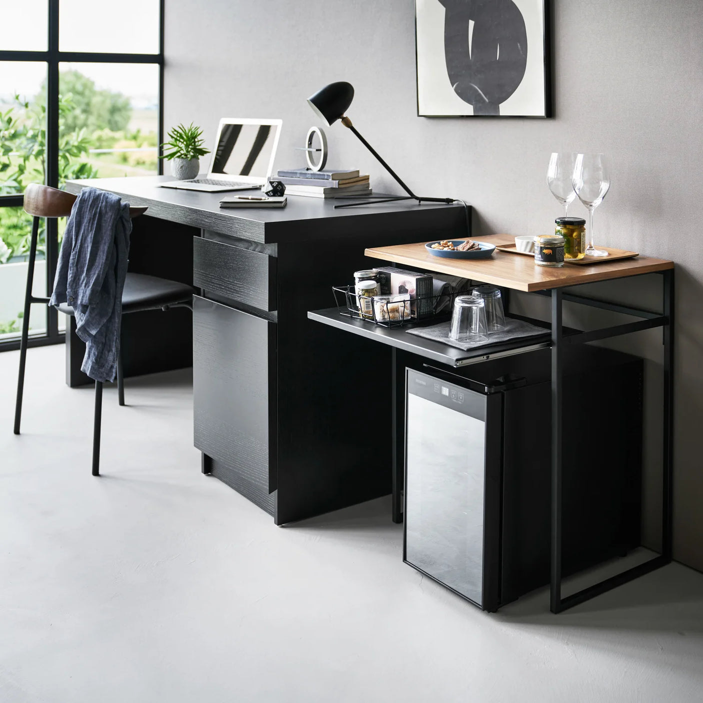 Lite bord med treplate og sort ramme for små rom og fleksibel bruk