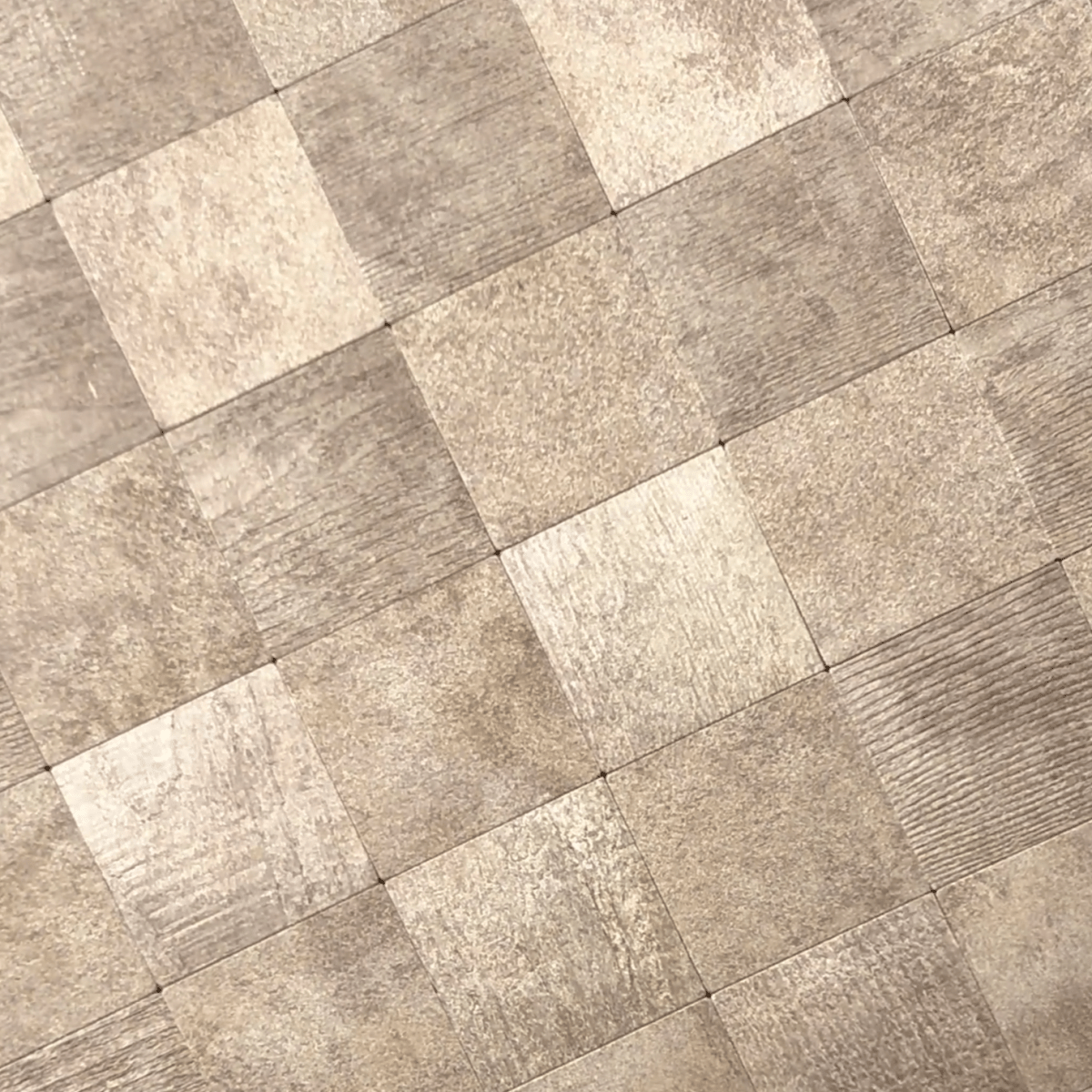 Henrik selvklebende veggfliser vist i vinkel med naturlig beige steinstruktur. - Lindas dekor
