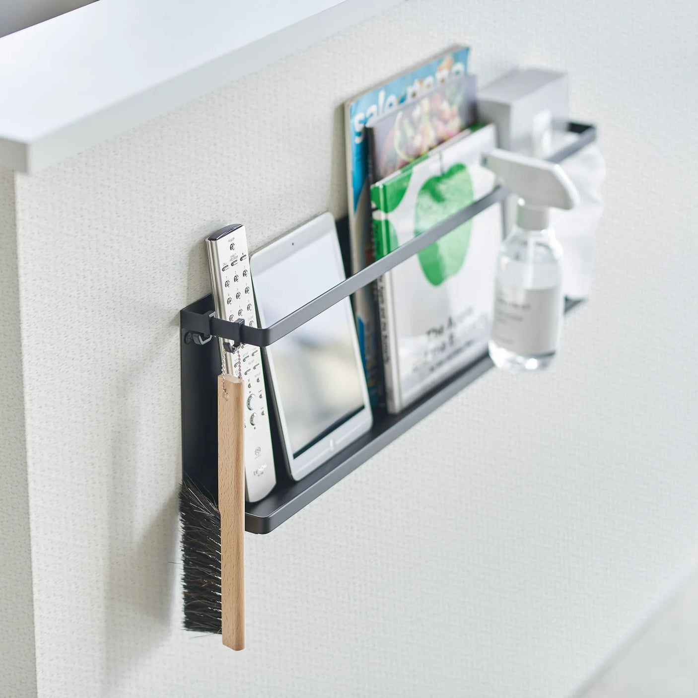 Oppbevaringshylle til vegg med kroker sort