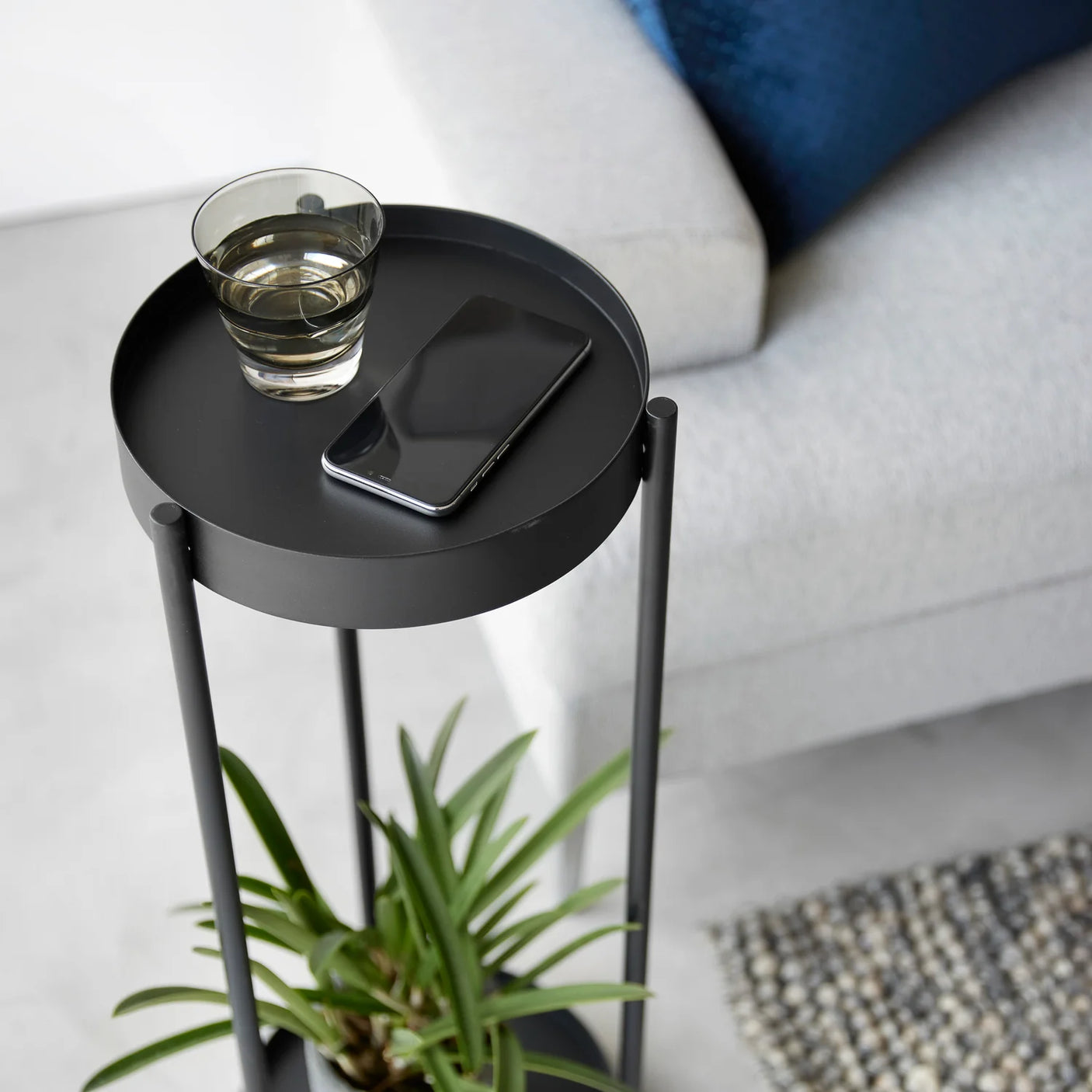 Sort blomsterbord med åpen konstruksjon og plass til flere planter