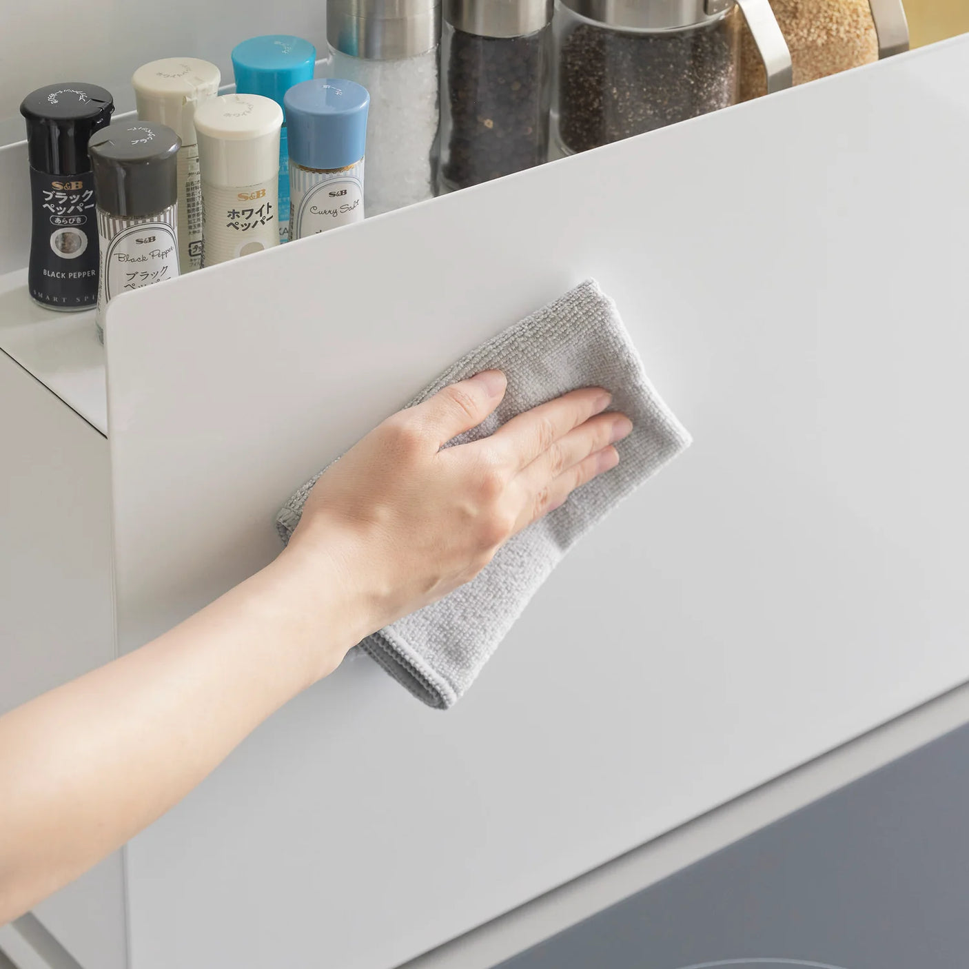 uttrekkbar krydderorganizer, krydderoppbevaring kjøkkenbenk