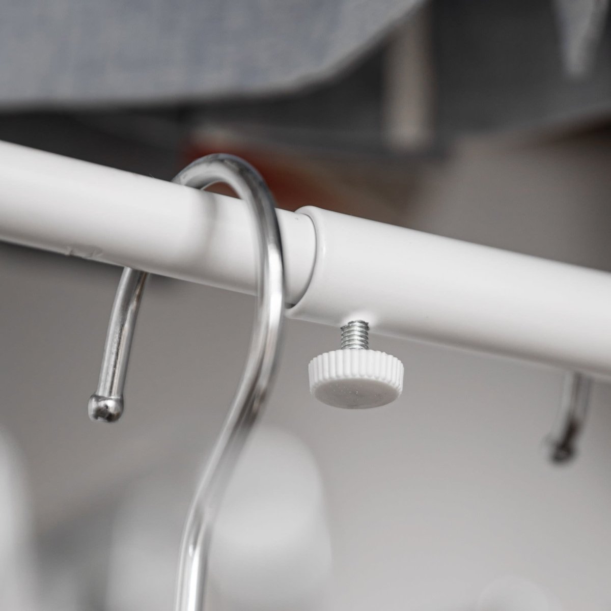 Justerbart klesstativ for garderobe med kroker - Lindas Dekor