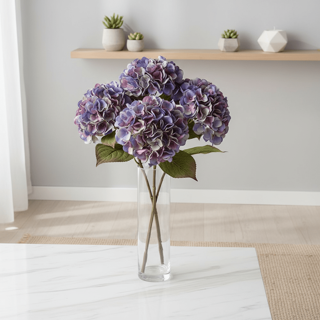 Hortensia i glassvase på marmor