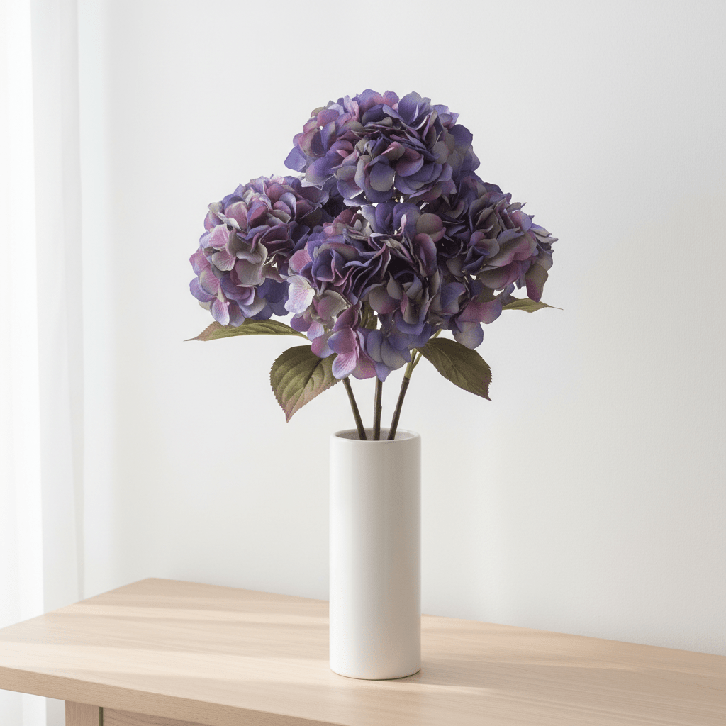 Hortensia i hvit keramikkvase
