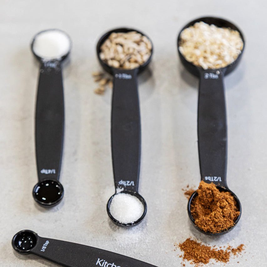 KitchenCraft måtskedar i original förpackning på vit bakgrund