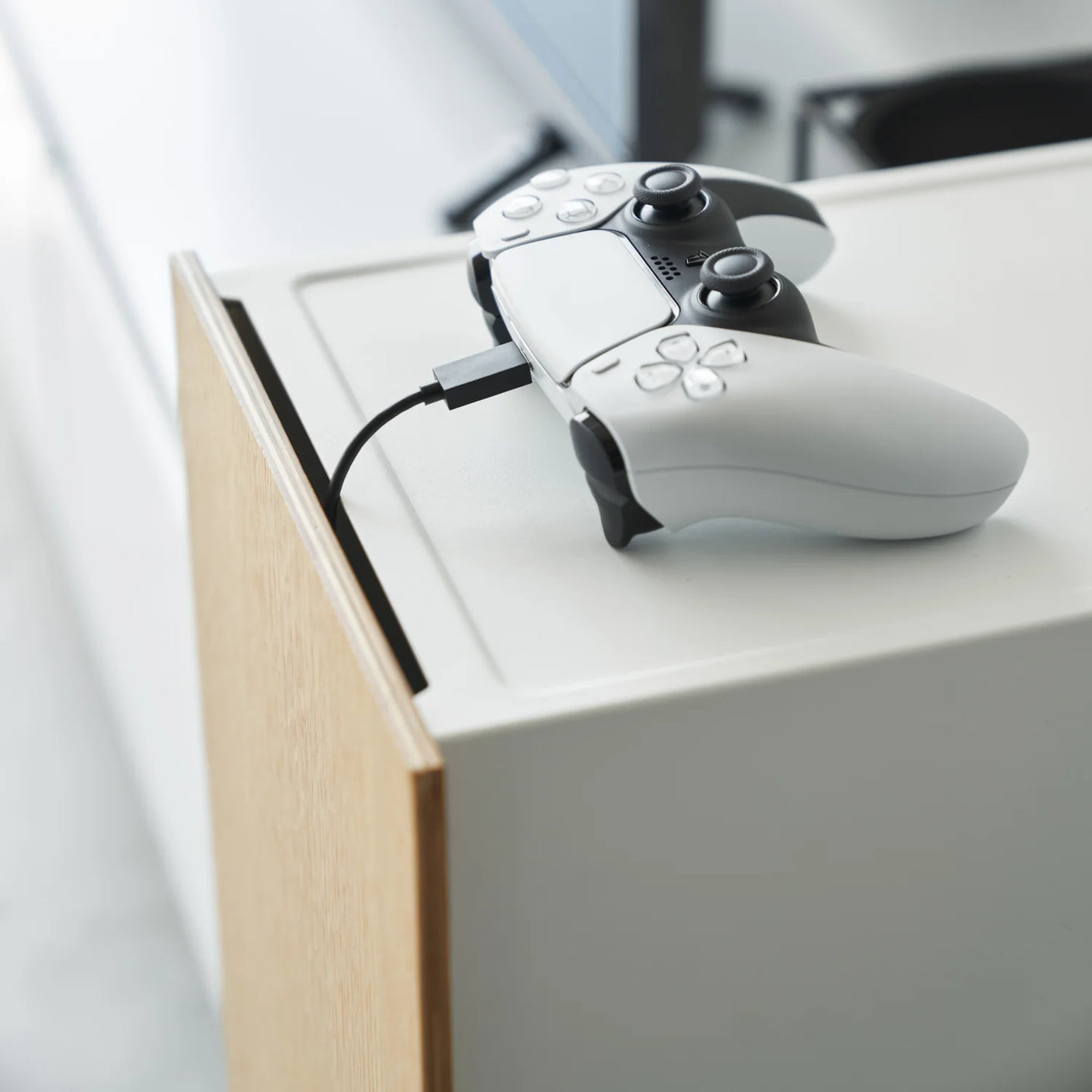 Oppbevaringsløsning til PlayStation og kontrollere med kabelholdere