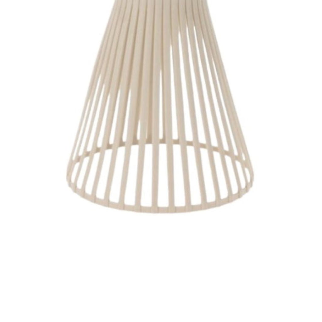 Nærbilde av den beige solarlyktens åpne spiler og utsvingte form, vist på hvit bakgrunn. - Lindas dekor