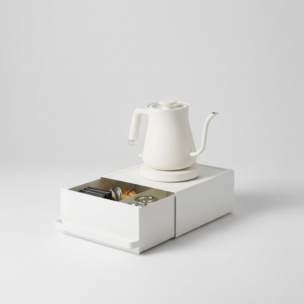 Hvit skufforganizer til kjøkkenbenk med plass til kaffe og te