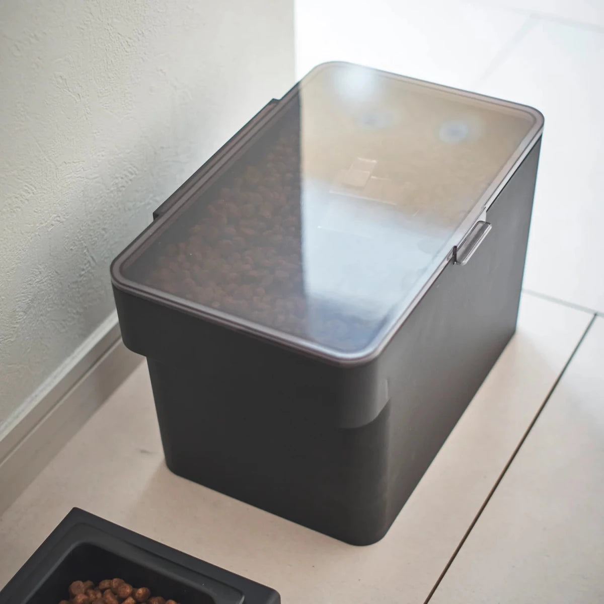 Lufttett oppbevaringsboks for dyrefôr 3,5 kg sort - Lindas Dekor
