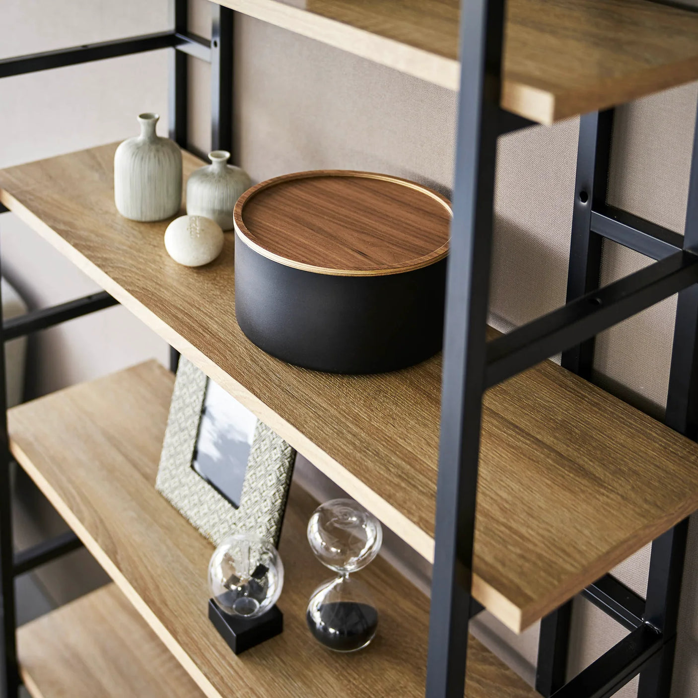 Dyp oppbevaringsboks til småting med sort stålkropp og trelokk