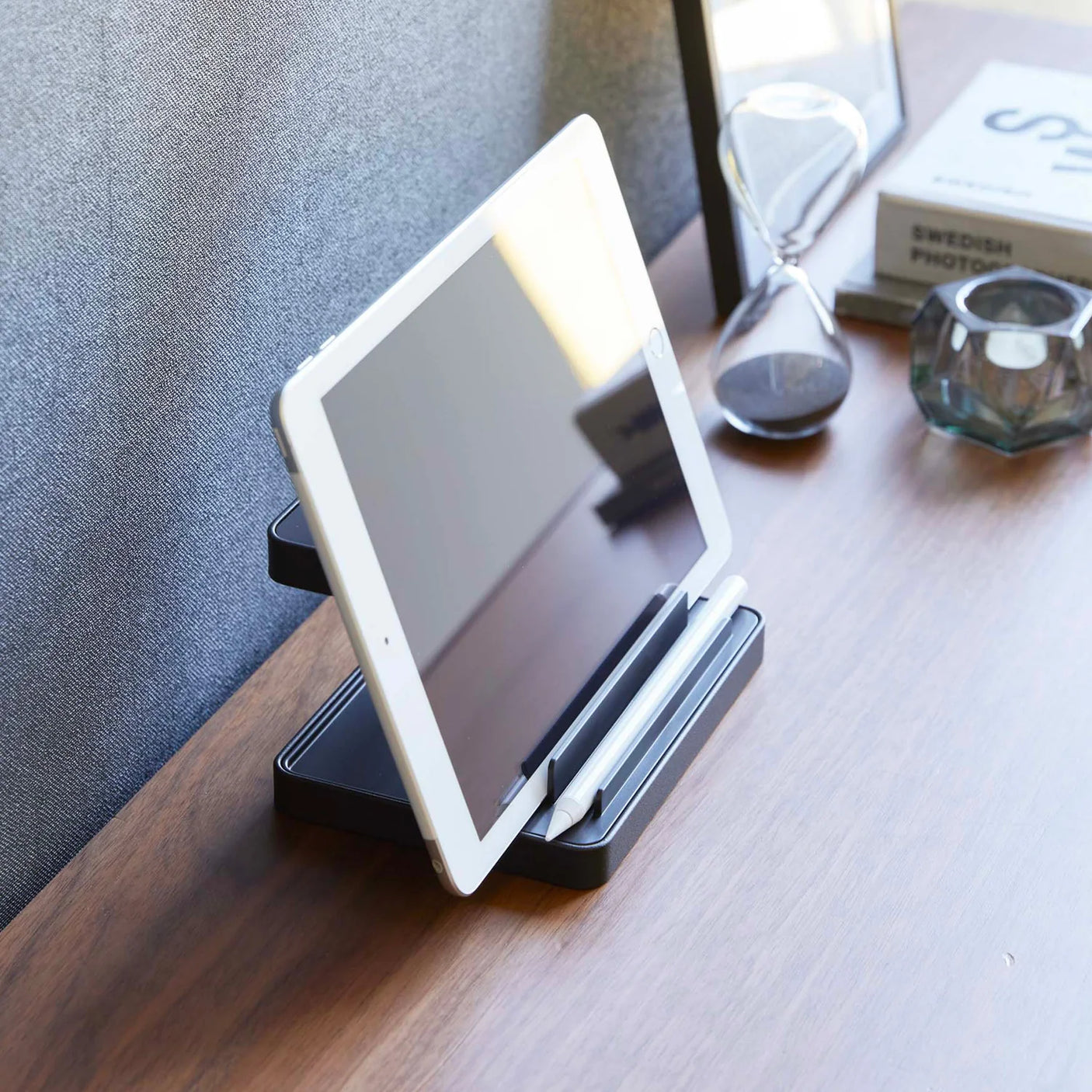 Praktisk ladestativ med brett og smartklokkefelt til hjemmekontor eller nattbord
