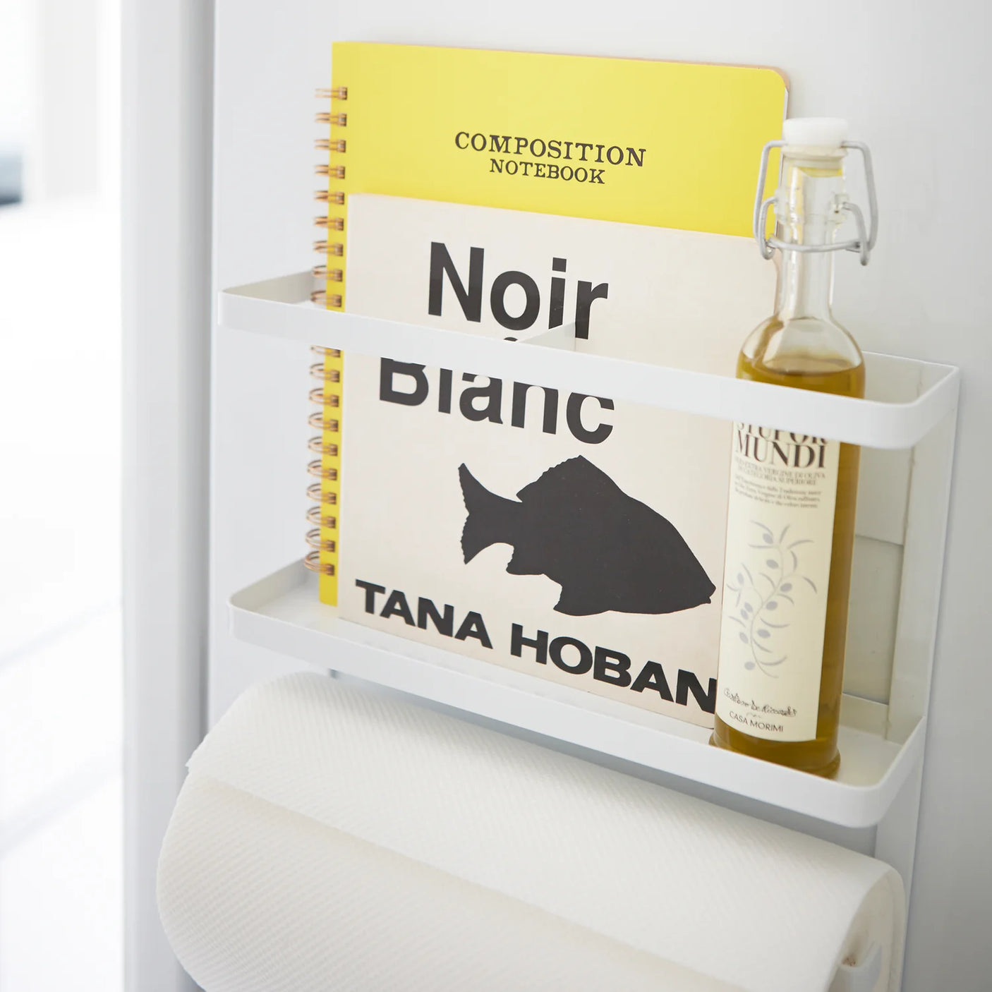 Hvit oppbevaringsløsning til kjøkken med krokrekke og rulleholder