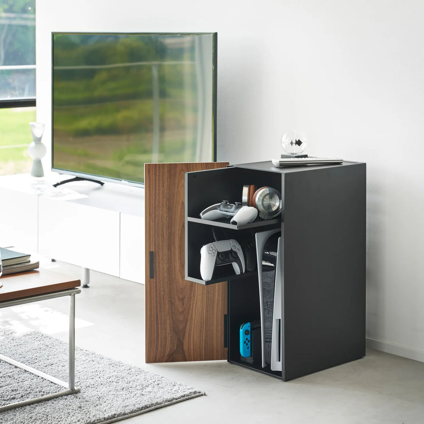 Svart spillkonsoll organizer med trefront og uttrekkbare hyller
