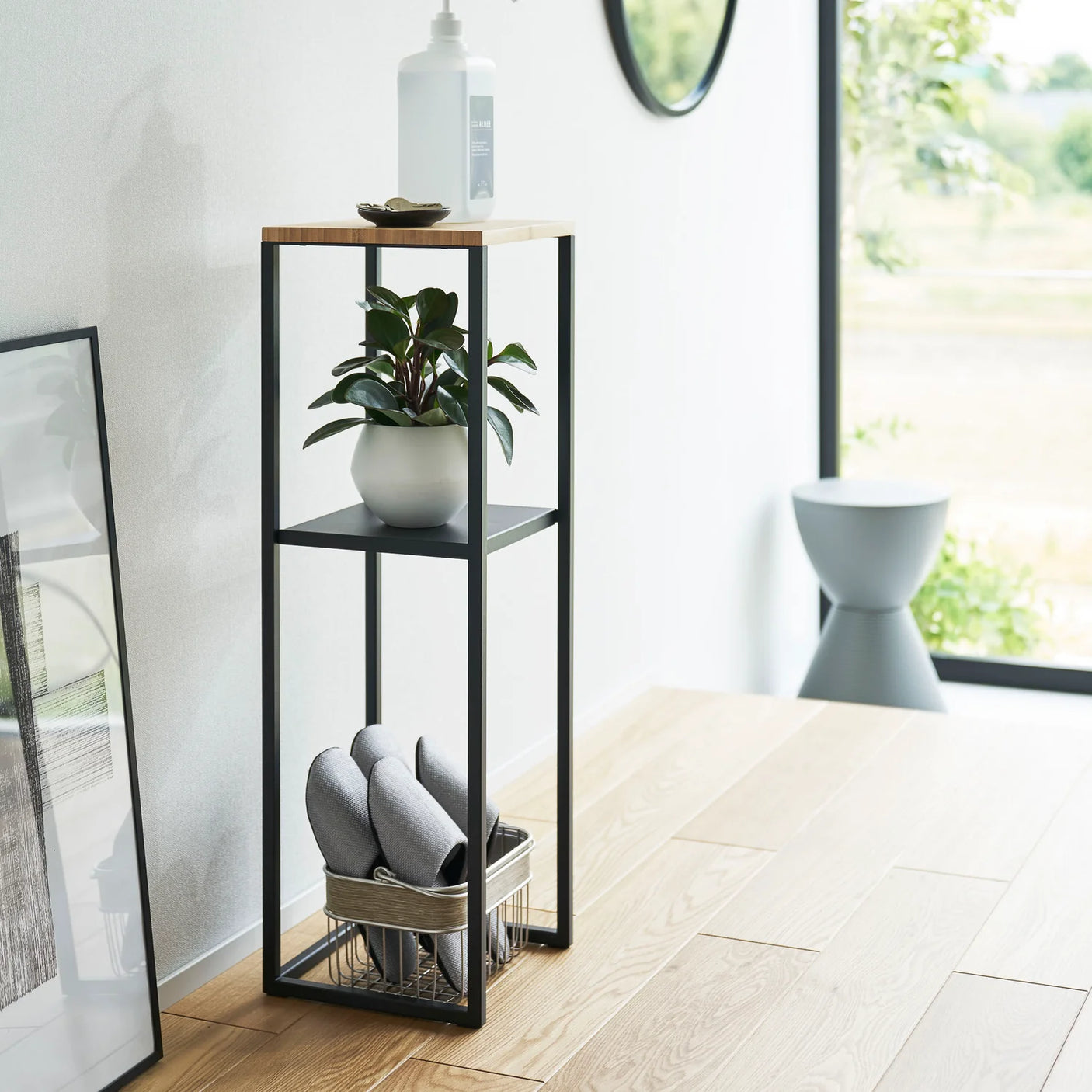 Minimalistisk hylle med to nivåer til stue, bad eller gang