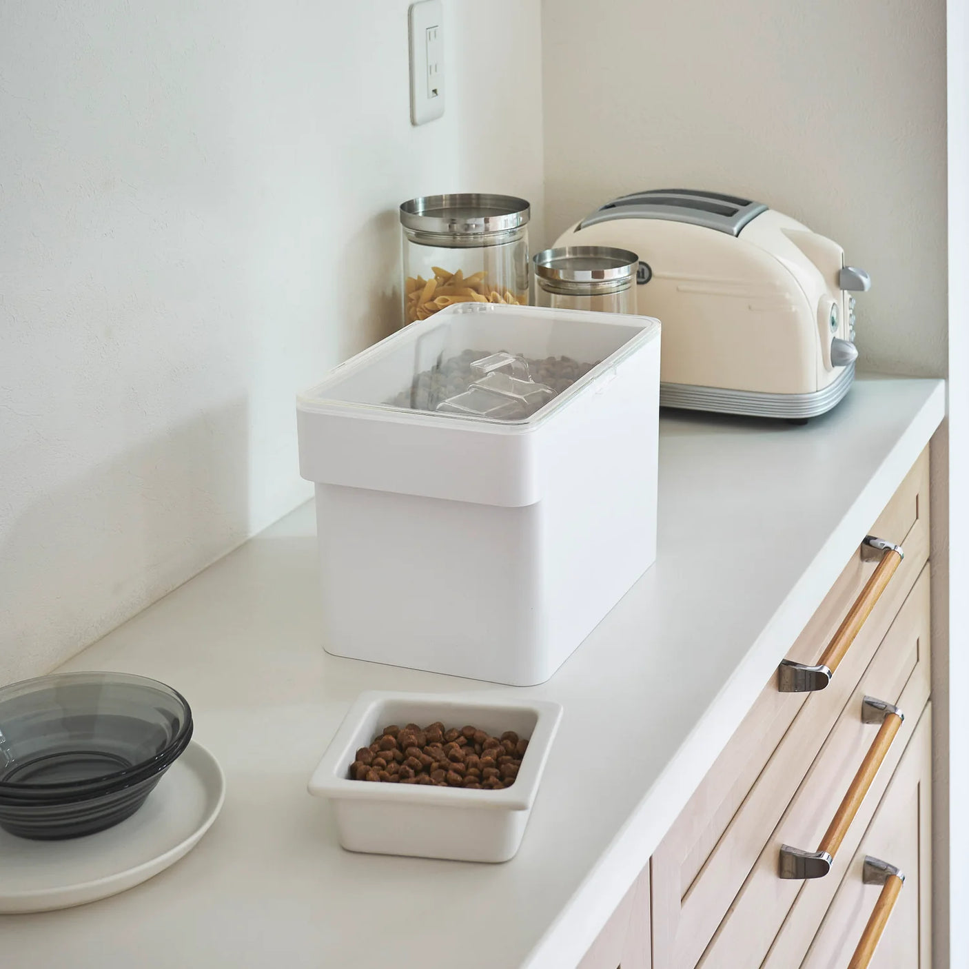 Lufttett oppbevaringsboks for dyrefôr 3,5 kg hvit