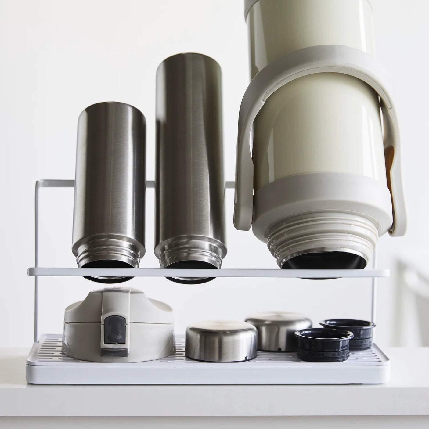 Moderne flaskestativ i hvit utførelse for ryddig tørking på kjøkkenet