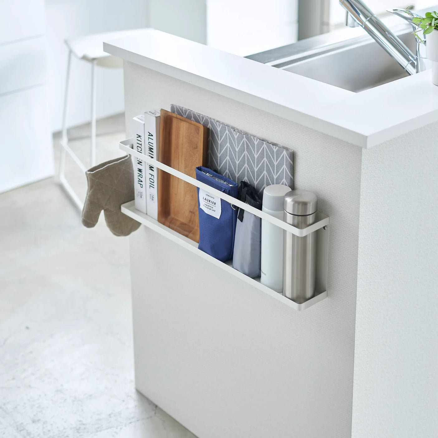 Veggmontert hylle med åpen front og to kroker i hvit utførelse