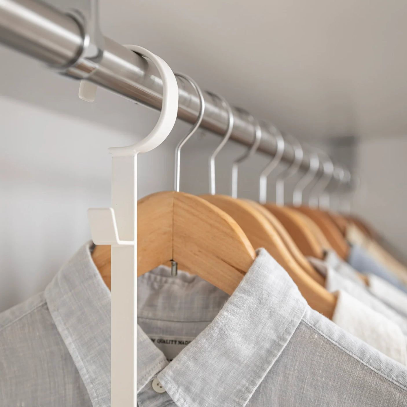Hvit uttrekkbar garderobelĂžsning med to stenger og sidekroker