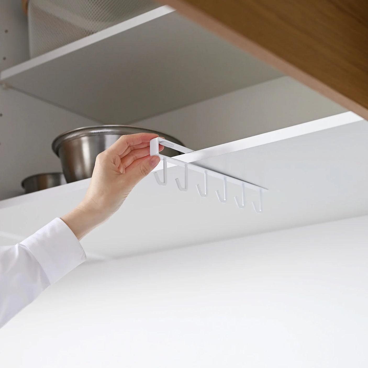 Hvite hyllekroker til kjøkken med seks kroker for montering under hylle