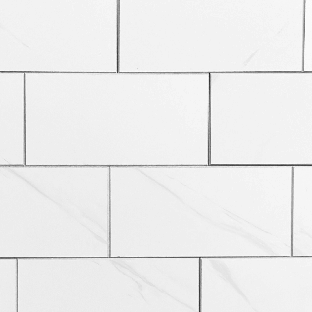 Stein subway marmor veggfliser imiterer marmor med små toner av grå. Den gir et klassisk og behagelig uttrykk. Fin til kjøkken og baderom.