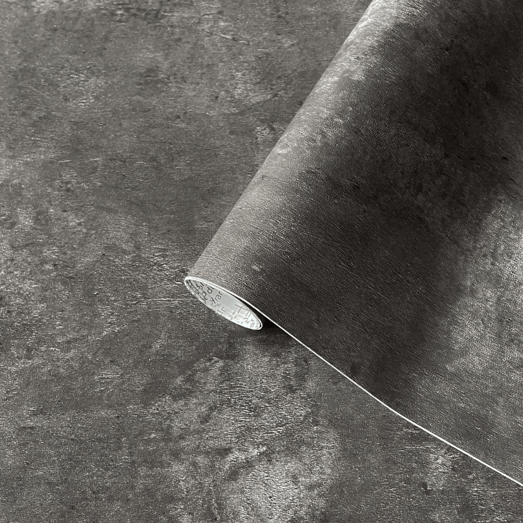 Premium Limewash antrasitt kontaktplast er en av våre populære bestselgere og passer godt til å fornye kjøkkeninnredning, benkeplater og baderom.